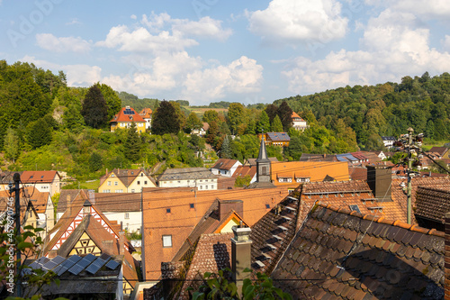 09.09.2021, GER, Bayern, Waischenfeld: Auf dem Weg zur Brugruine Waischenfeld ergibt sich dieser Blick über die Dächer des Ortes photo