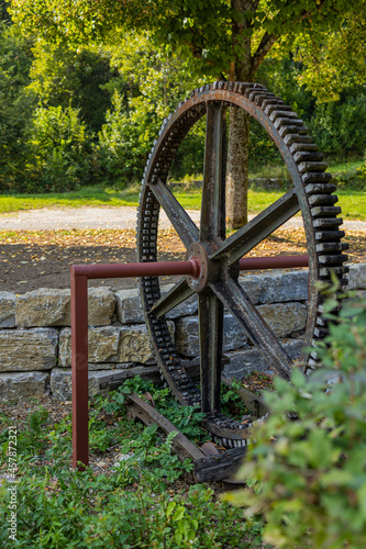 10.09.2021, GER, Bayern, Kuchenmühle: Altes Zahnrad einer Mühle am Fluss Aufseß photo