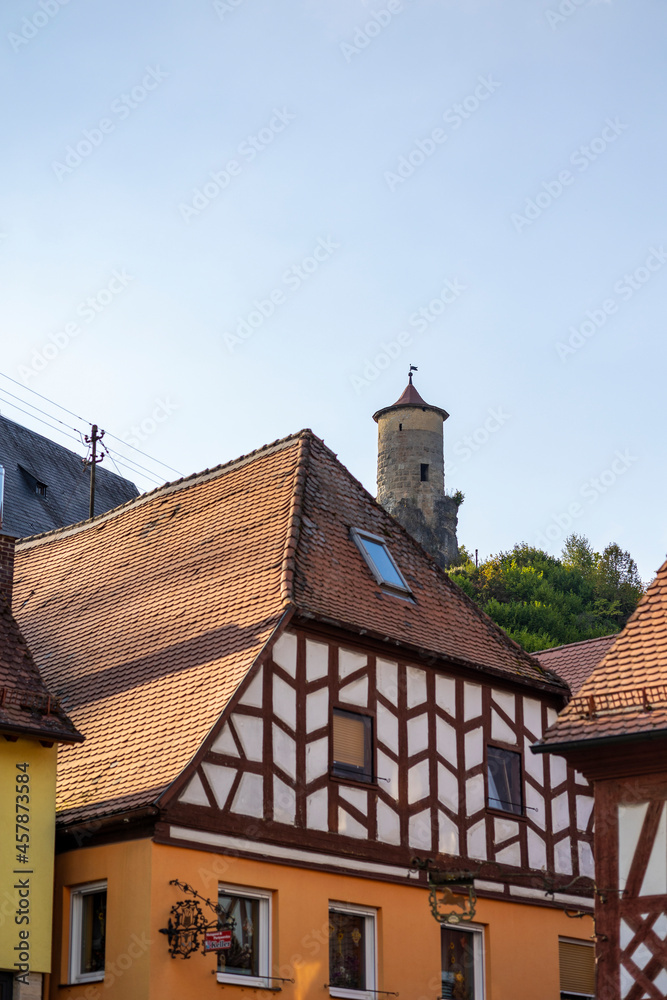 10.09.2021, GER, Bayern, Waischenfeld: Blick vom Ort auf den Wehrturm 10.09.2021, GER, Bayern, Waischenfeld: Blick vom Ort auf den Wehrturm