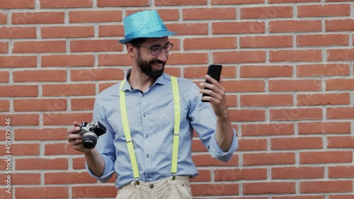 Analog or mobile phone camera forphotograph?