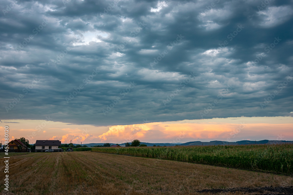 Obraz premium Dramatic looking sky as the first clouds accompanying a severe thunderstorm pass over the observer