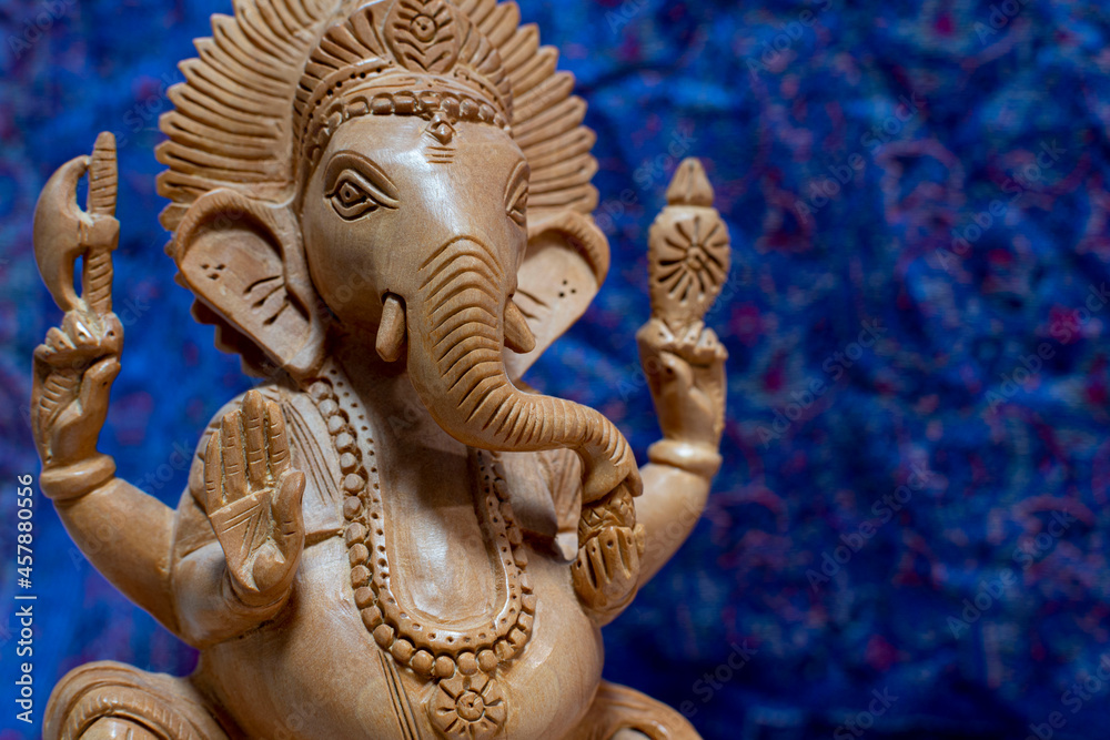 Obraz premium Ganesha statue in Indian market