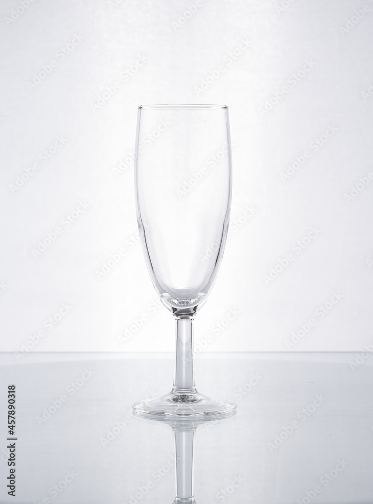 Copa de cristal con forma para champaña en fondo blanco gris Copa de cristal con forma para champaña en fondo blanco gris