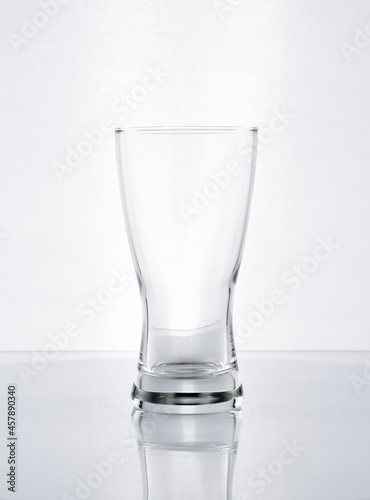 Vaso de cristal con forma para cerveza en fondo blanco gris 