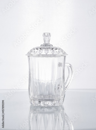 Jarra de cristal con forma para te chino en fondo blanco gris  photo