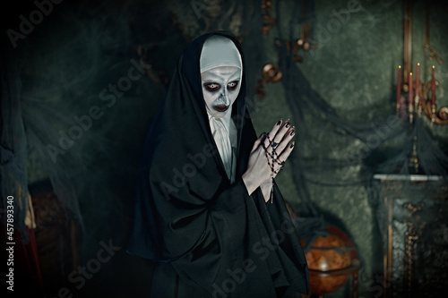 Fotografía praying evil nun