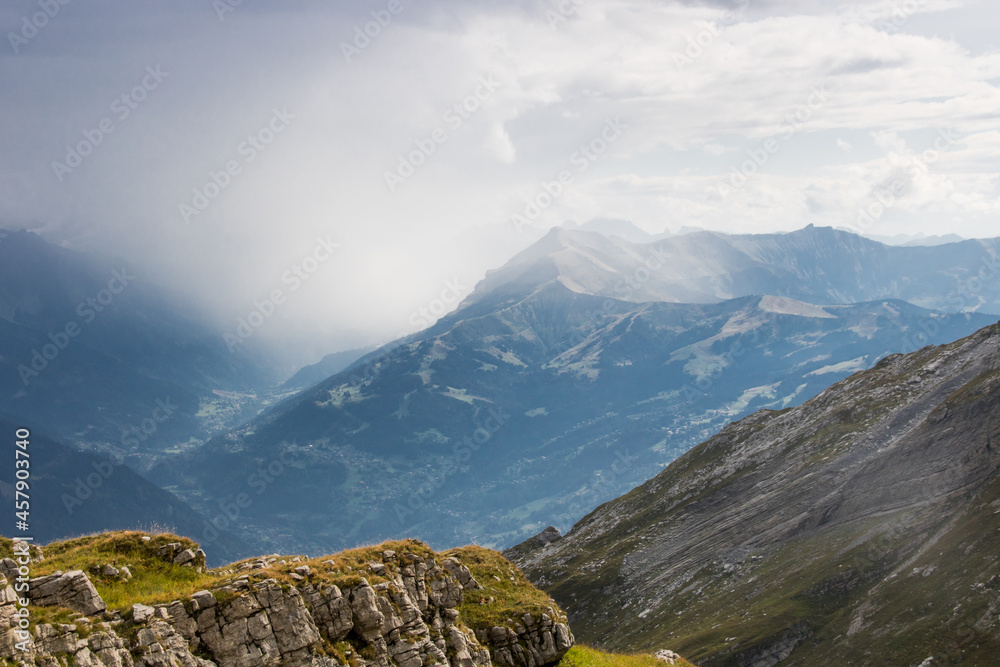 Situé dans le massif des Fiz, entouré par les vallées du Giffre et de l