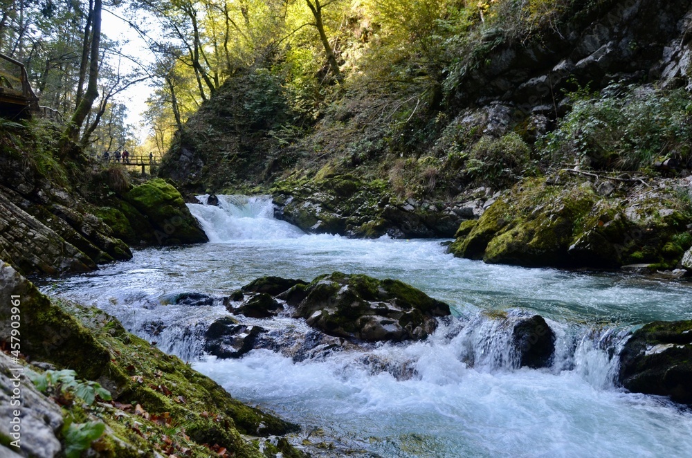 Río fluyendo por una garganta natural Río fluyendo por una garganta natural
