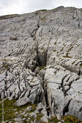 Le désert de Platé dans les alpes françaises en face du Mont Blanc, un ensemble calcaire formé de lapiaz.
Situé en haute altitude et uniquement accessible à pieds. photo