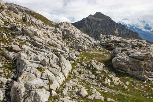 Le désert de Platé dans les alpes françaises en face du Mont Blanc, un ensemble calcaire formé de lapiaz. Situé en haute altitude et uniquement accessible à pieds. © jef 77