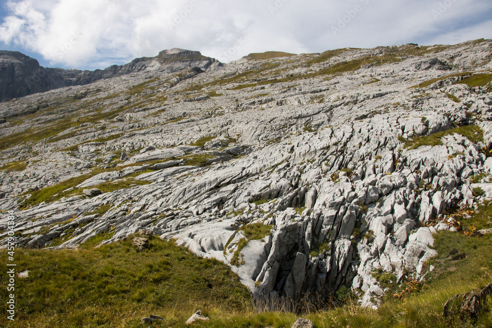 Le désert de Platé dans les alpes françaises en face du Mont Blanc, un ensemble calcaire formé de lapiaz.
Situé en haute altitude et uniquement accessible à pieds.