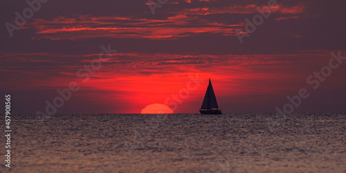 morze, zachód słońca jacht