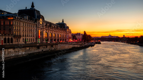 Photos Le musé d'Orsay parisien au couché de Soleil