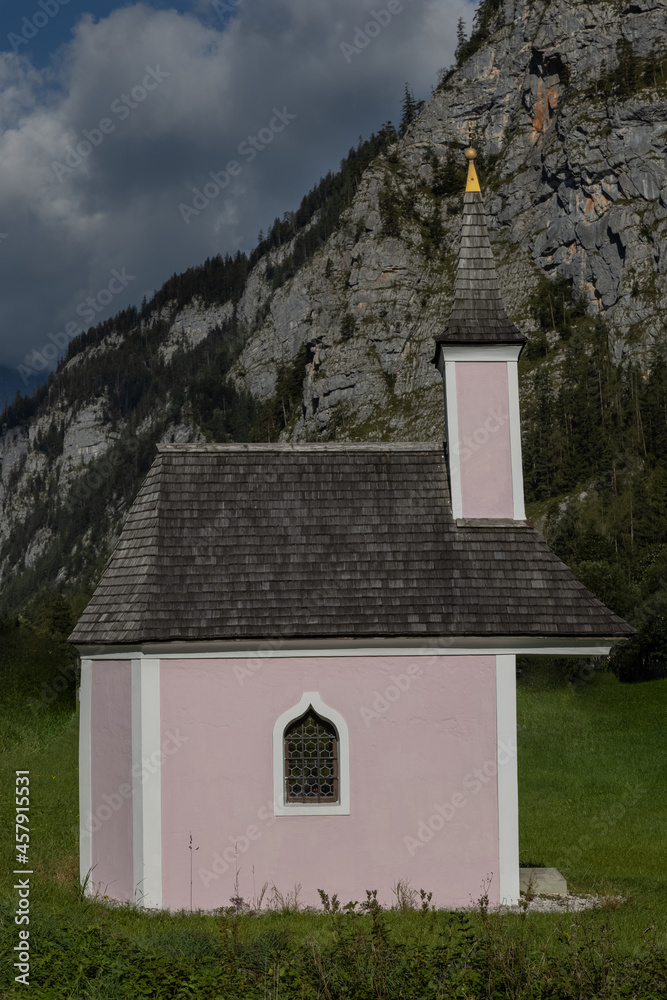 Kapelle mit rosa Bemalung