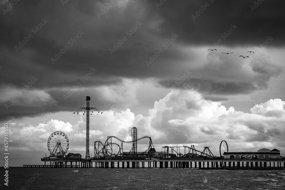 Obraz premium Storm over Historic Pleasure Pier