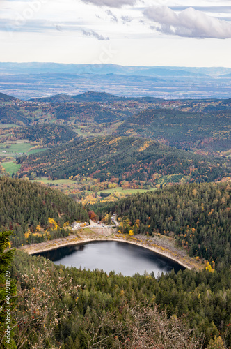 Vue sur un lac du massif des Vosges en automne
