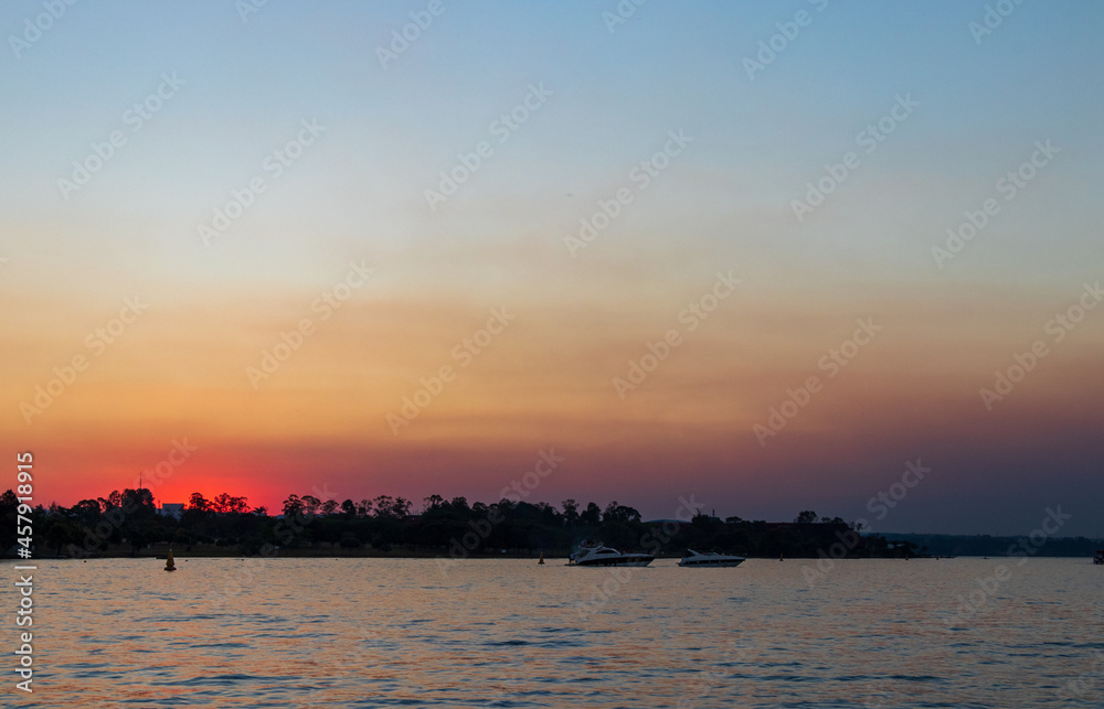 Pôr do sol avermelhado visto do Lago Paranoá em Brasília.