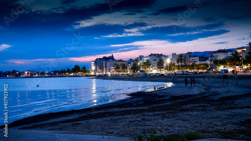 Paisaje nocturno de la ciudad de Rosas en hora azul, Costa Brava Cataluña , España. Luz crepuscular