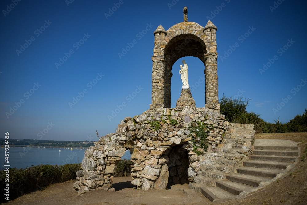 Obraz premium the oratory of grainfollet on the village of saint sulliac on brittany in france