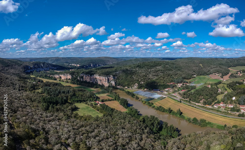 Saint-Cirq-Lapopie (Lot, France) - Vue aérienne de la basse vallée du lot en direction de Bouziès photo