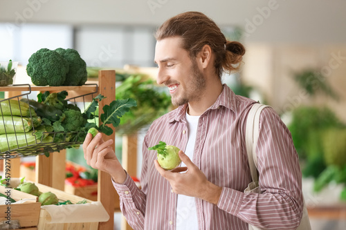 Young man choosing vegetabl...
