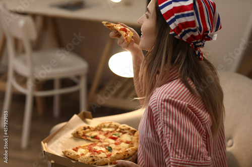 Beautiful young woman eatin...