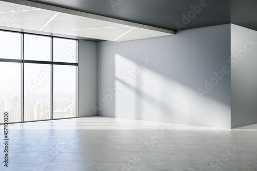 Foto Minimalistic empty concrete room interior with windows, city view, sunlight and shadows