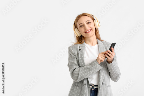 Mature woman with mobile ph...