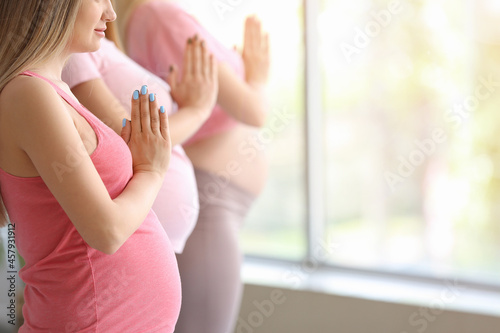 Young pregnant women practi...