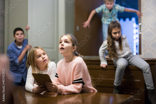Εκτύπωση καμβά Two focused tween girls trying to solve conundrum to get out of escape room