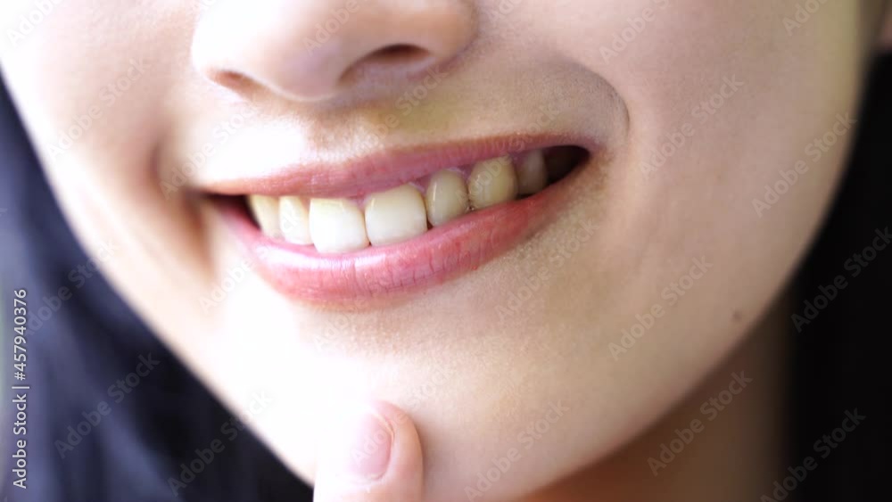 微笑む女性 微笑む女性