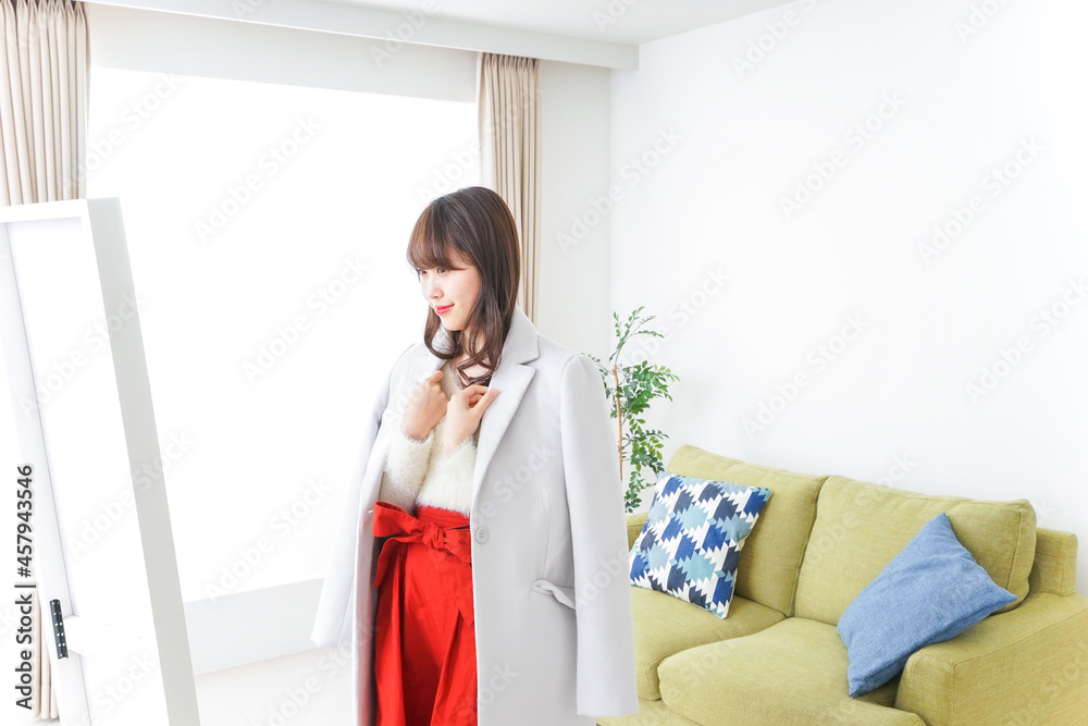 お洒落をする女性 お洒落をする女性