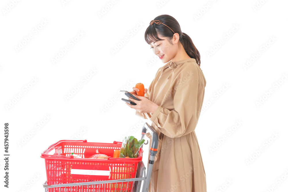 スーパーで食品の原産地を調べる若い女性