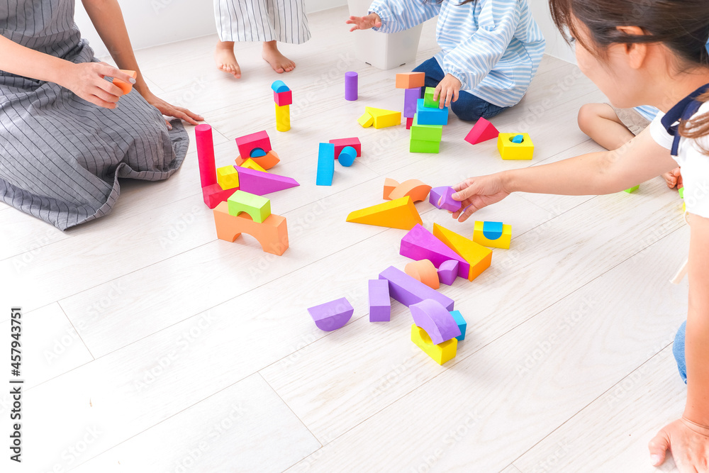 ブロックで遊ぶ子どもと先生 ブロックで遊ぶ子どもと先生