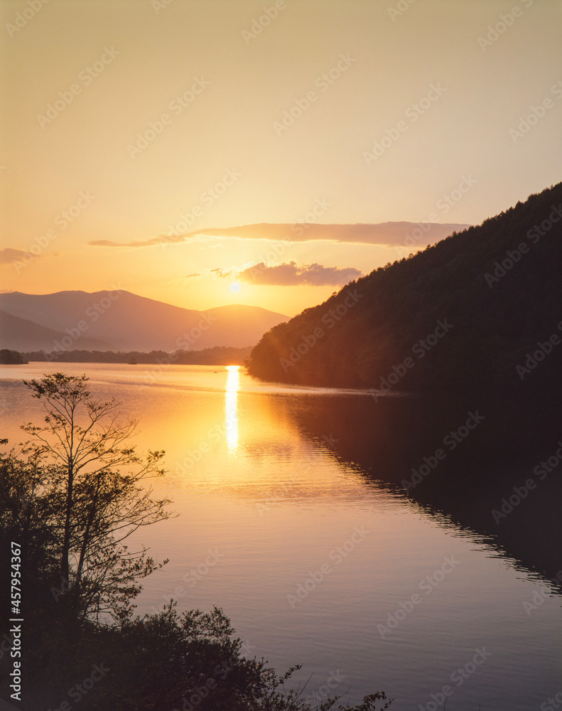 長野県　小海町　松原湖高原の湖と太陽の朝日