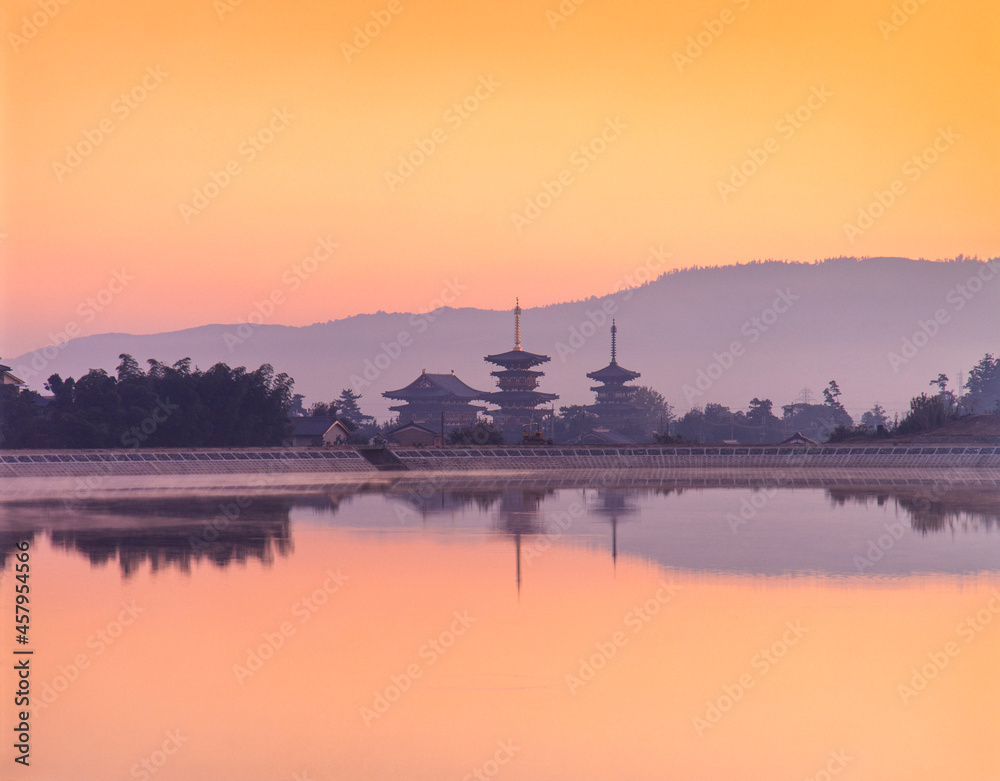 奈良県　奈良市　観音池から薬師寺の夜明け　世界遺産