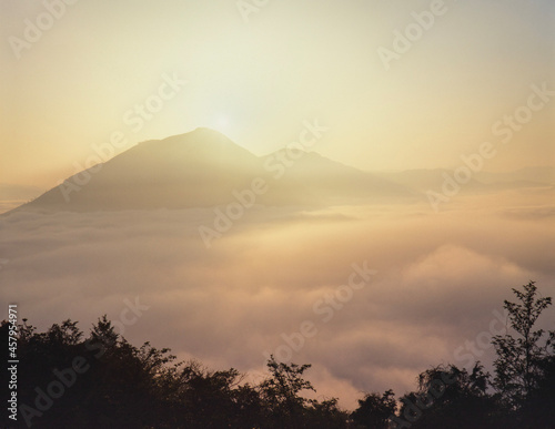 富士山公園からの日の出と大津市の雲海