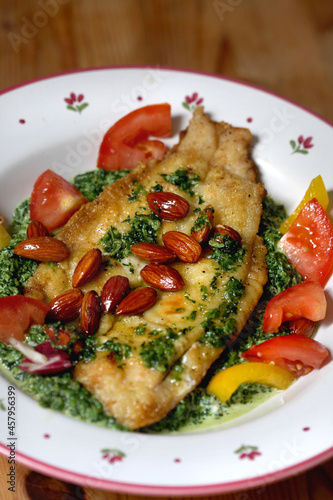 Schollenfilet an Spinat mit Mandeln und Petersilienbutter | Fischrezept