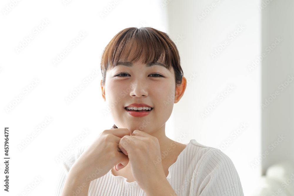 自宅でくつろぐ女性