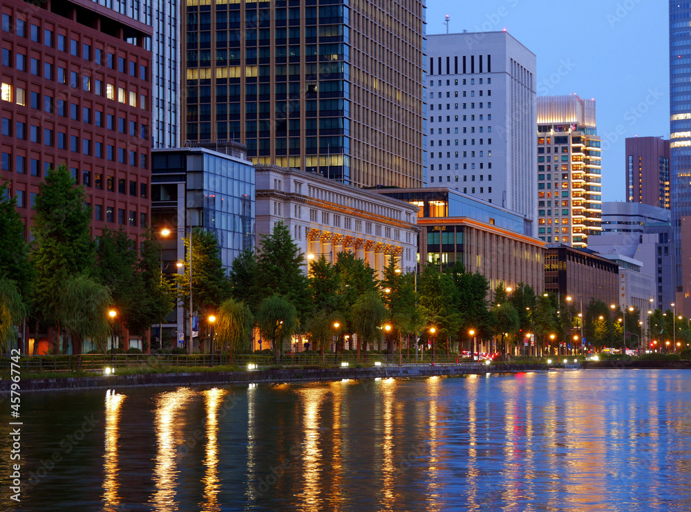 Fototapeta premium 皇居の内堀に映る丸の内の夜景