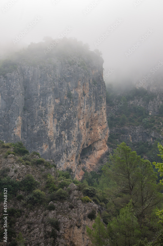 Paisaje montañoso con niebla en la Vía verde del Serpis entre Lorxa y Villalonga, Comunidad Valenciana, España