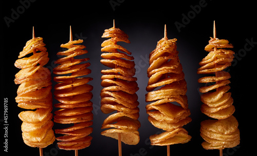 Foto Crispy deep fried potato skewers