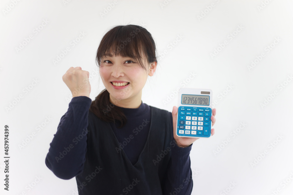 電卓を持つ女性
