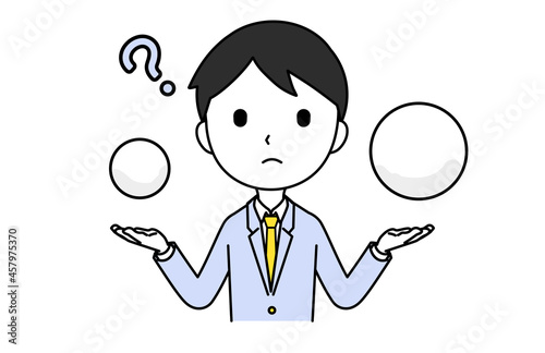 両手にモノを持って比べる考える男性　