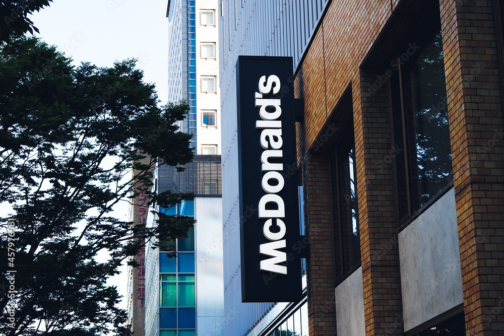 マクドナルド 企業の看板 ロゴマーク Stock Photo | Adobe Stock