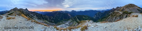Fototapeta Naklejka Na Ścianę i Meble -  北アルプス南岳山頂より日の出前の槍ヶ岳をパノラマ撮影