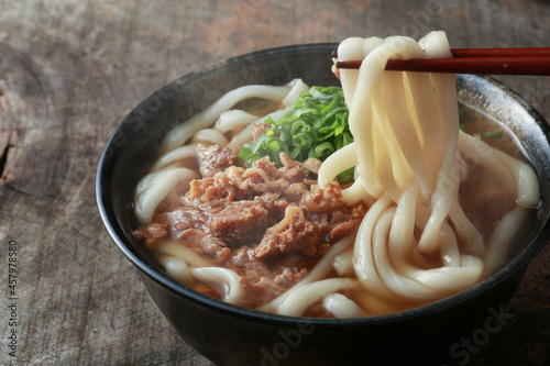 Foto 湯気の上る温かいうどん
