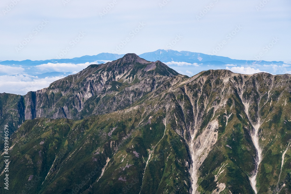 槍ヶ岳山頂から眺める笠ヶ岳とその奥に広がる白山連峰の山々
