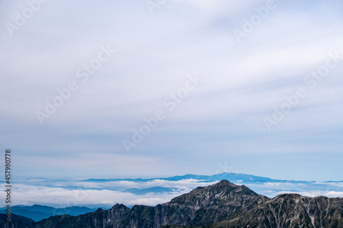 夕暮れ間近の南岳より笠ヶ岳と、その先に雲海に浮かぶ白山を撮影