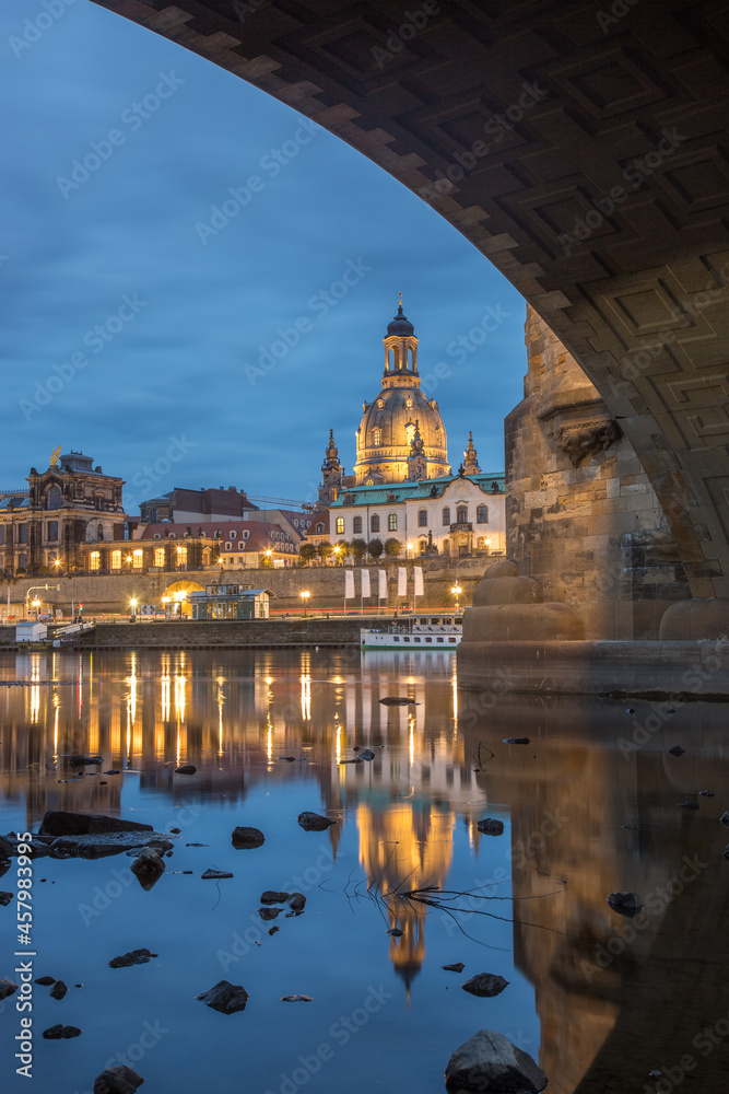 Altstadt von Dresden spiegelt sich in der Elbe 